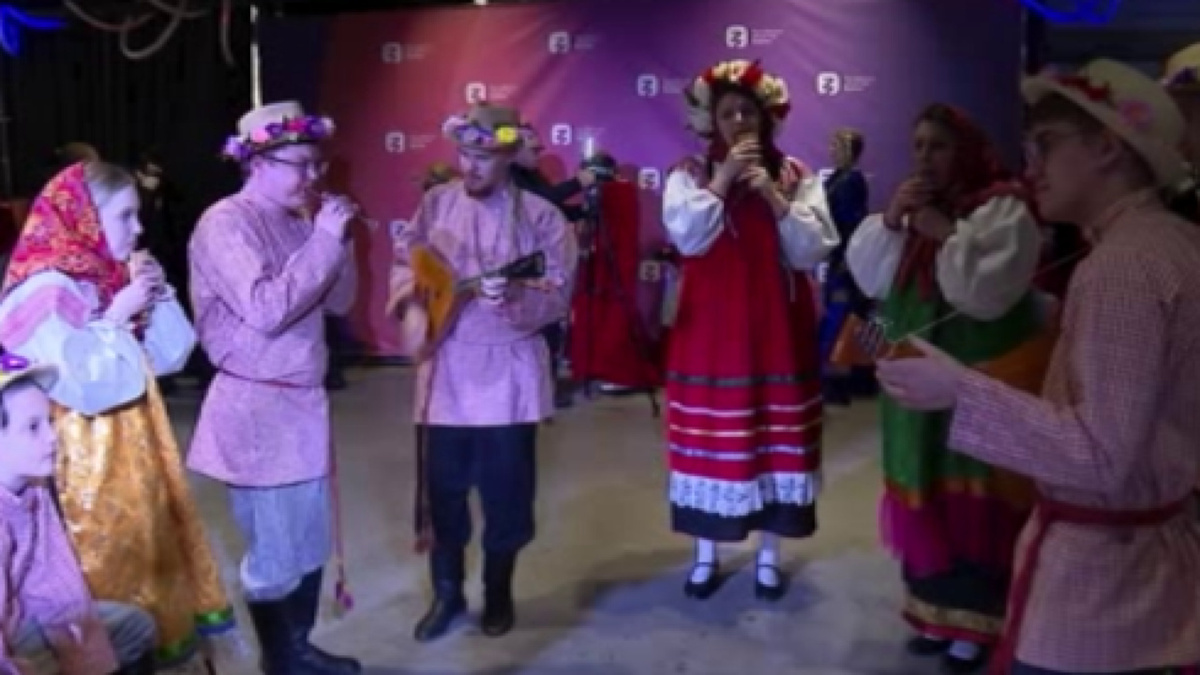    В центре Курска жителей и гостей города пригласили в хоровод Дружбы