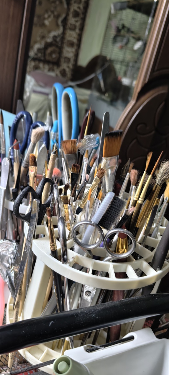 И это даже не половина кистей в моей мастерской, здесь только самые используемые.