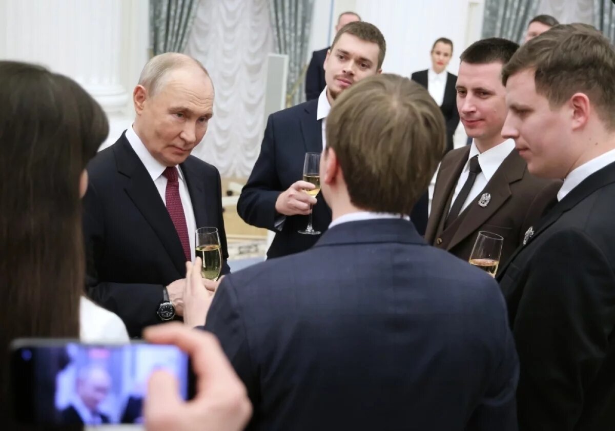    Президент РФ Владимир Путин на церемонии вручения премий в области науки и инноваций молодым ученым по итогам 2025 года в Екатерининском зале Кремля.