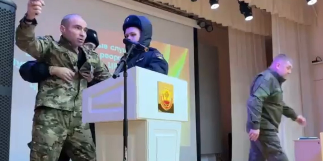 Люди выходят на трассу с обращением к Путину: Вот почему ветерана СВО погнали с трибуны