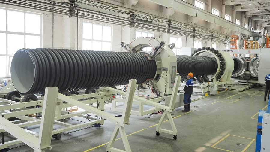    Первое в России производство гофрированных труб КОРСИС внутренним диаметром 1200-1400 мм. Источник фото: polyplastic.ru.