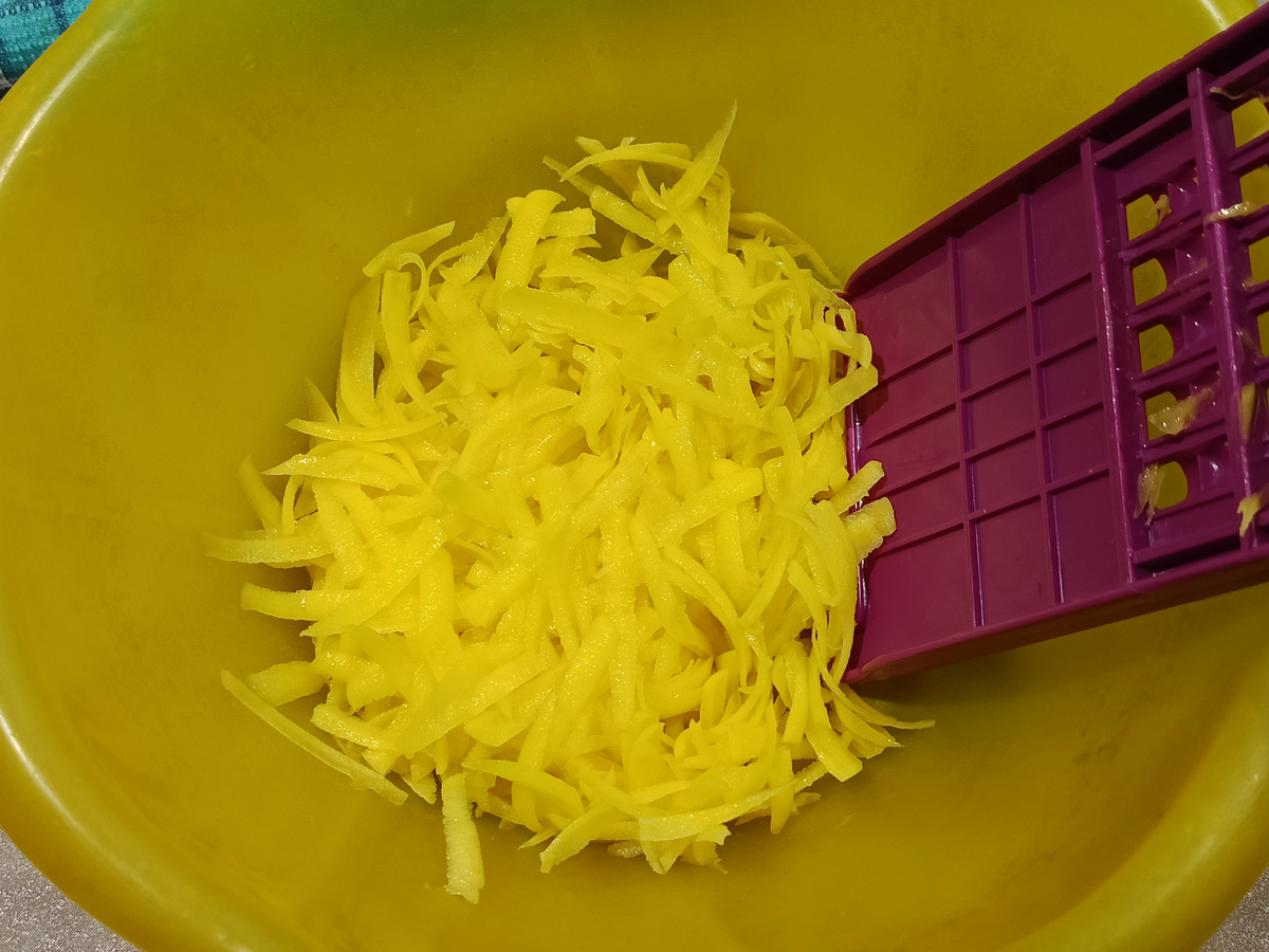 Натираем картошку