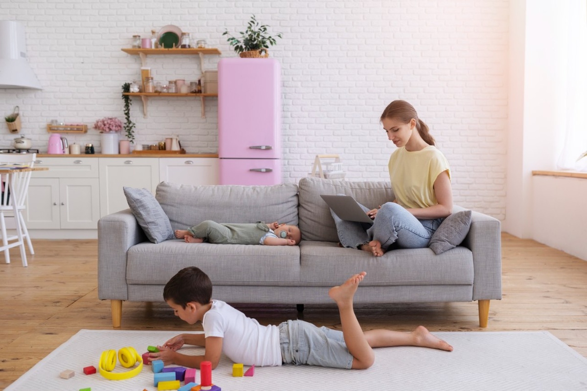 
Наличие ребенка никак не влияет на раздел квартиры, купленной до брака. Фото: @freepik, freepik.com