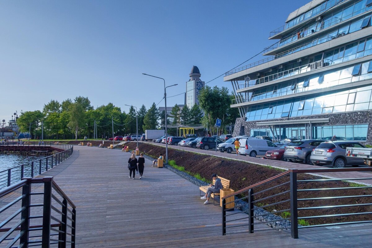 В городе постоянно чувствуется близость большой воды.