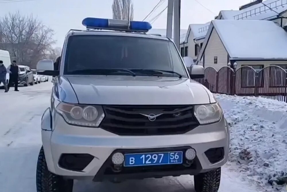    Сотрудники Росгвардии передали неадеквата полицейским. Фото: УМВД России по Оренбургской области