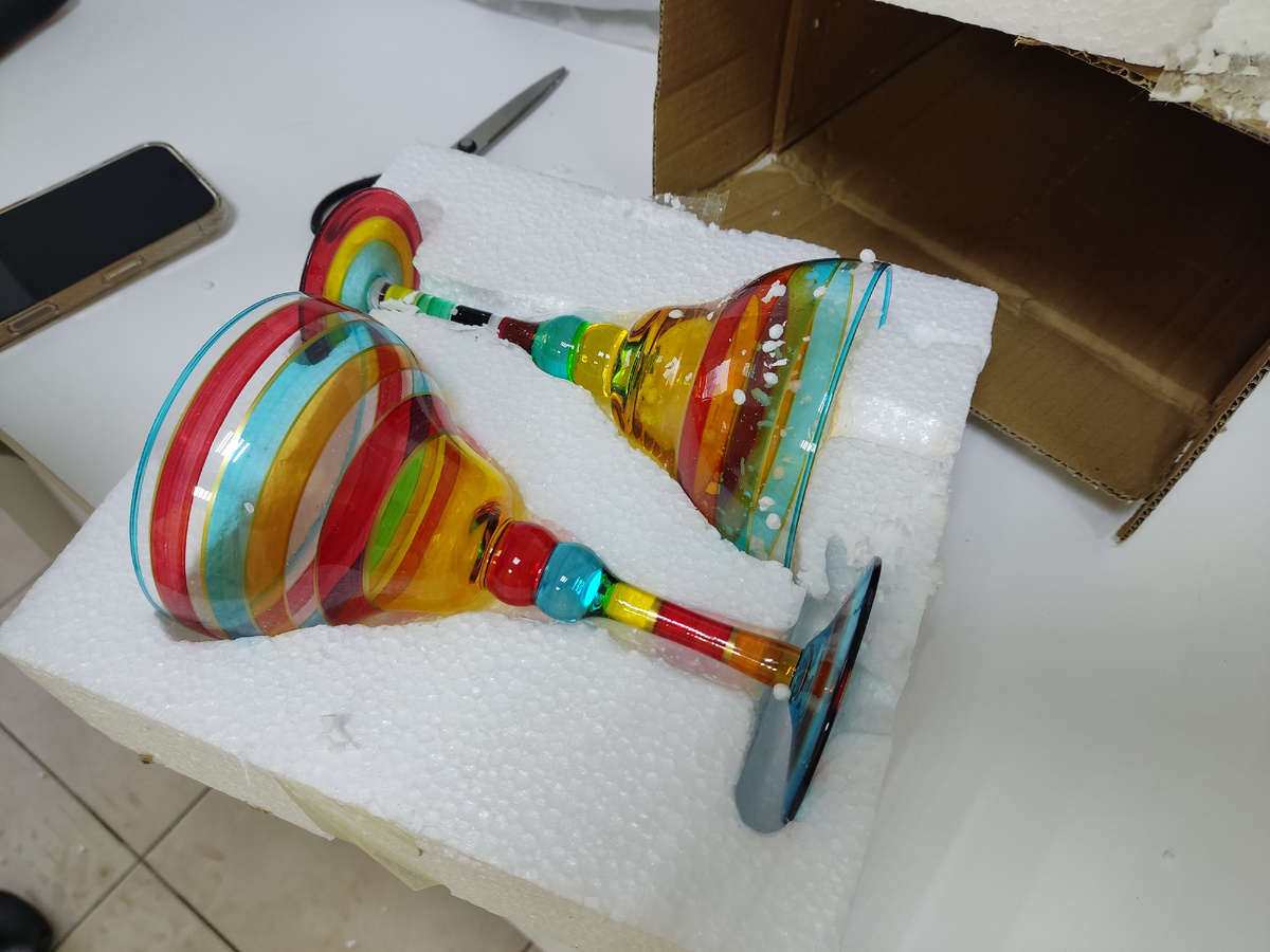 Вот так замечательно продавец упаковал стеклянные фужеры, которые были доставлены без единой царапины