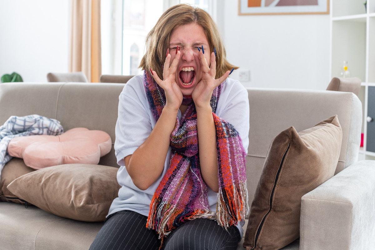 <a href="https://ru.freepik.com/free-photo/unhealthy-young-woman-with-warm-scarf-around-neck-feeling-terrible-suffering-from-virus-shouting-panic-sitting-couch-light-living-room_14704865.htm">Изображение от stockking на Freepik</a>