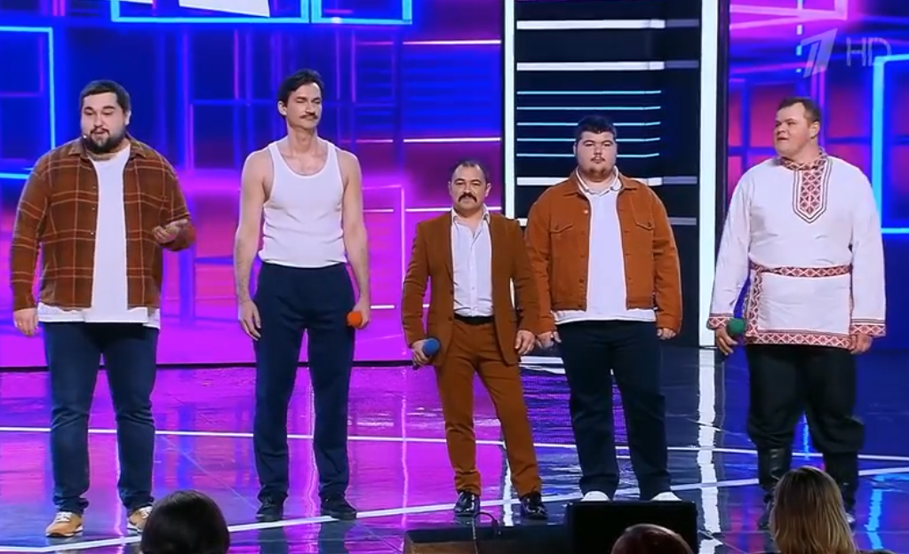 ИВАН   СТЕПАНОВ  на КВН  первый  справа 