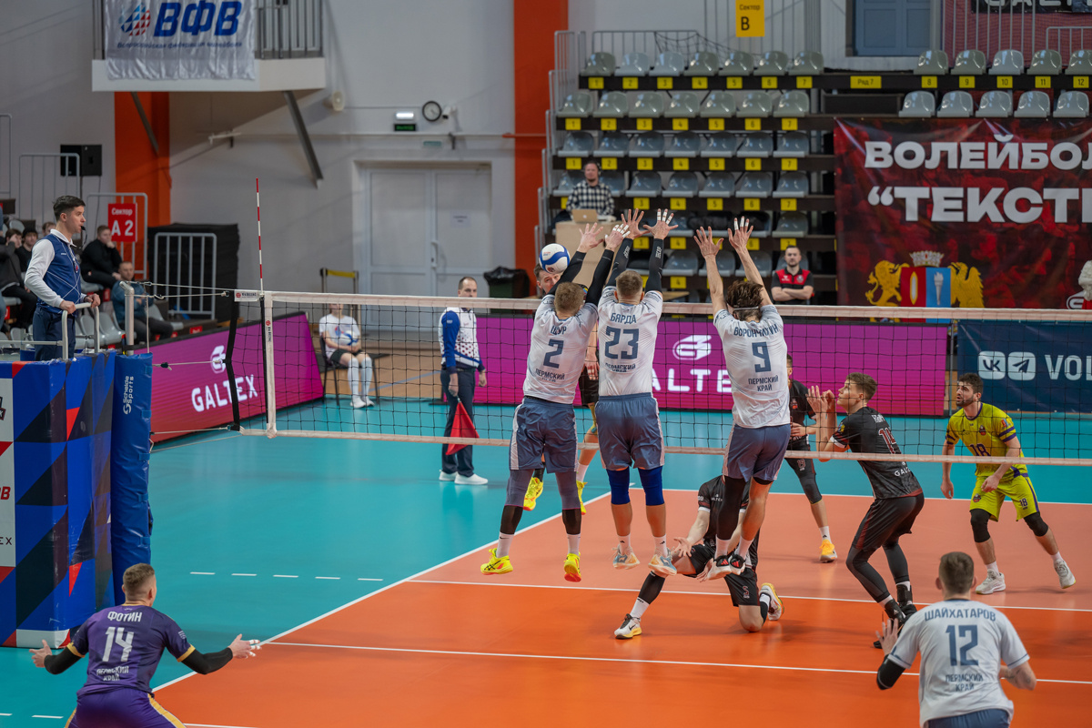 Волейбол. "Текстильщик" vs "Кама" (Пермь). В атаке Алексей Клименко #16 — лучший бомбардир "Текстильщика" в этом матче. Мощный блок пермяков. Александр Щур #2, Славомир Бярда #23, Данил Ворончихин #9. ДИВС 31 января 2026. Источник https://vk.com/vc_textil  