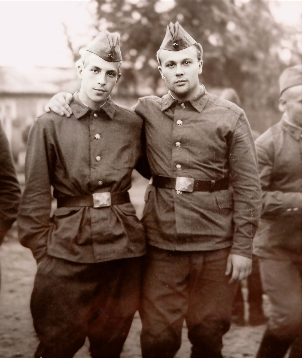 Фото автора, 1990 год. Изображение обработано в приложении по улучшению качества фото.