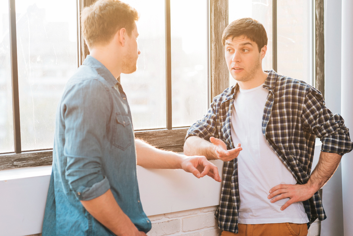 <a href="https://ru.freepik.com/free-photo/happy-two-male-friend-standing-near-window-gesturing_4578031.htm">Изображение от freepik</a>