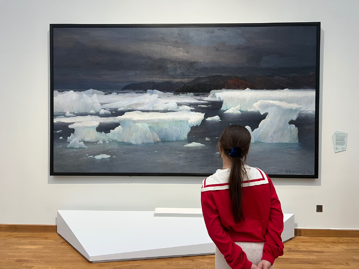 Алиса в стране искусства перед картиной «В области вечного льда»