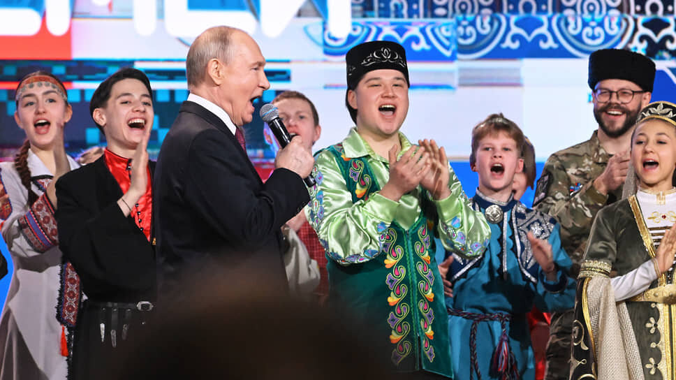 Владимир Путин прекрасно держался на сцене.📷Фото: Дмитрий Азаров / Коммерсантъ