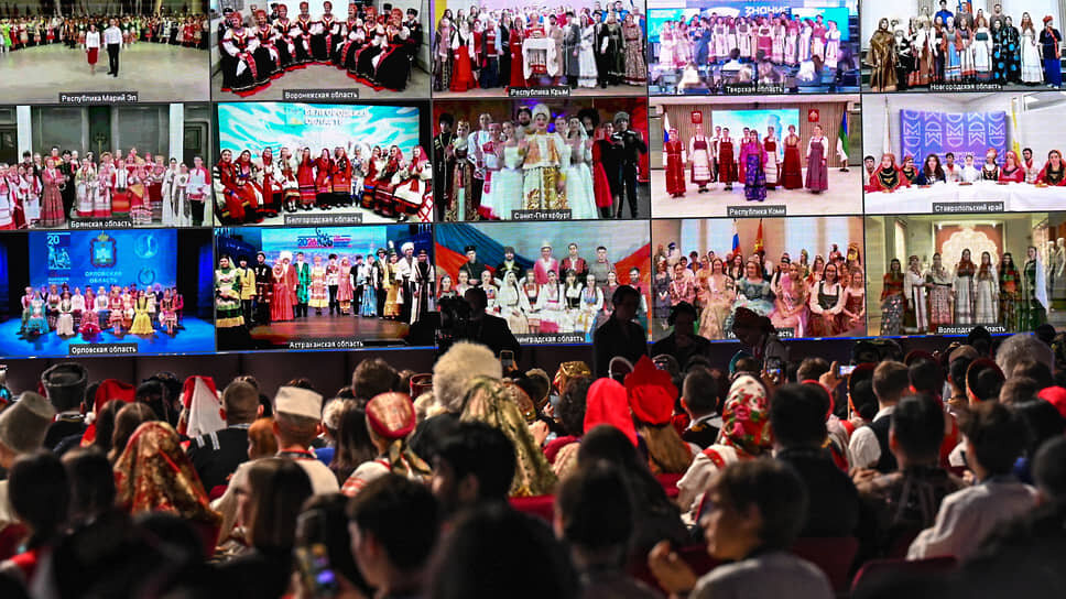 Народ демонстрировал единство.📷Фото: Дмитрий Азаров / Коммерсантъ