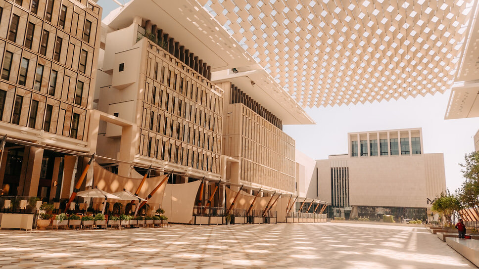 Культурный центр M7 в Дохе. Внутренний атриум здания был вдохновлен традиционными катарскими внутренними дворами (courtyards) и является местом встреч, объединяющим различные зоны центра.📷Фото: Courtesy of Art Basel