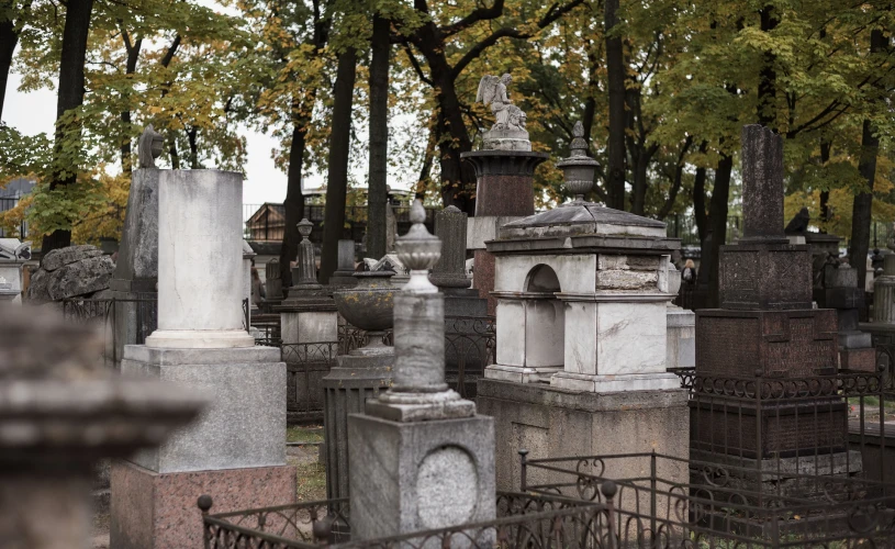 Источник: https://ticketstour.ru/blog/znamenitye-kladbishcha-sankt-peterburga