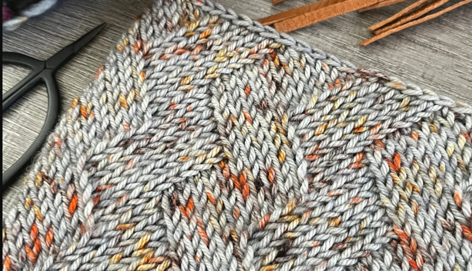 Самые разные узоры для вязания спицами: схемы с описаниями