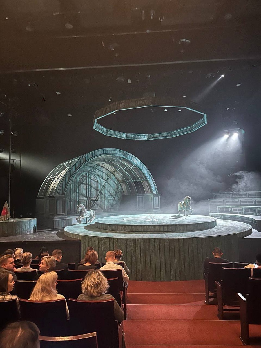 Сценография. Спектакль «Опус 48. Островский». Театр на Таганке. Фото автора. 