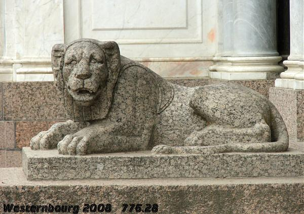 Каменные львы, которые охраняют тайны: легенды парадных дворцов