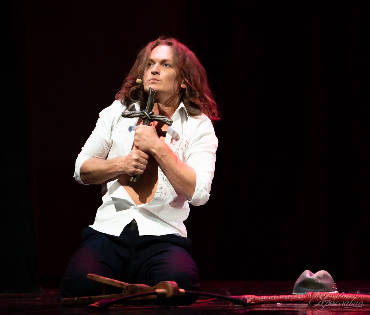 Джонатан защищается от вампирш. Фото Я. Олещук