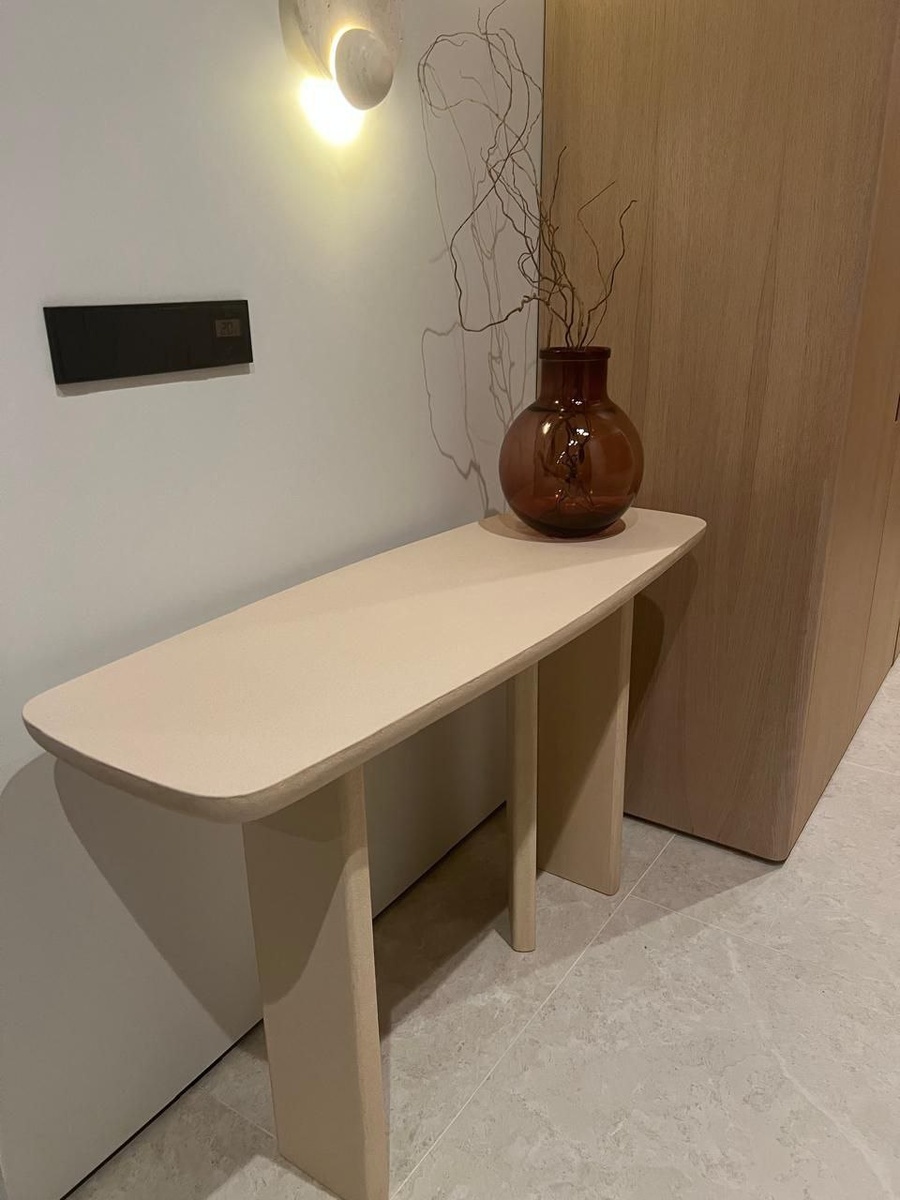 консольный стол из микроцемента