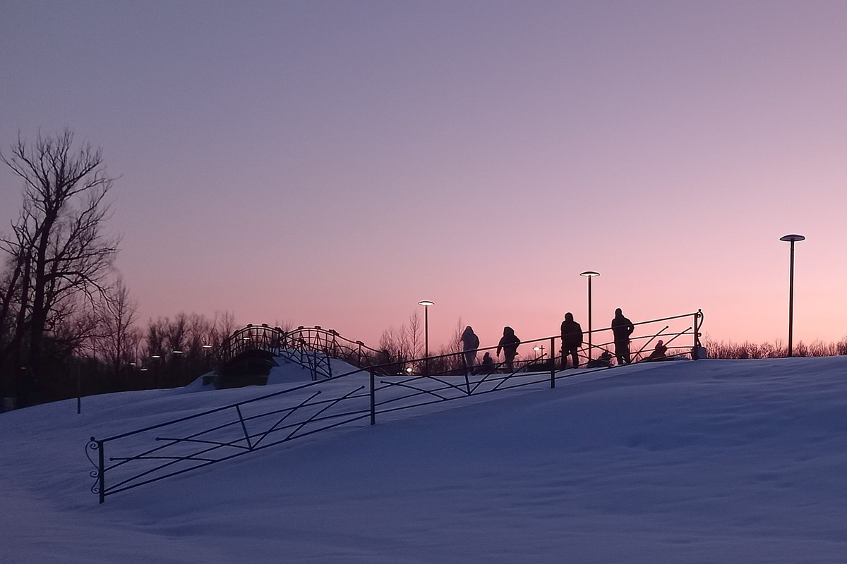 Фото автора. Морозный вечер. На набережной р. Чир родители везут детей с покатушек.