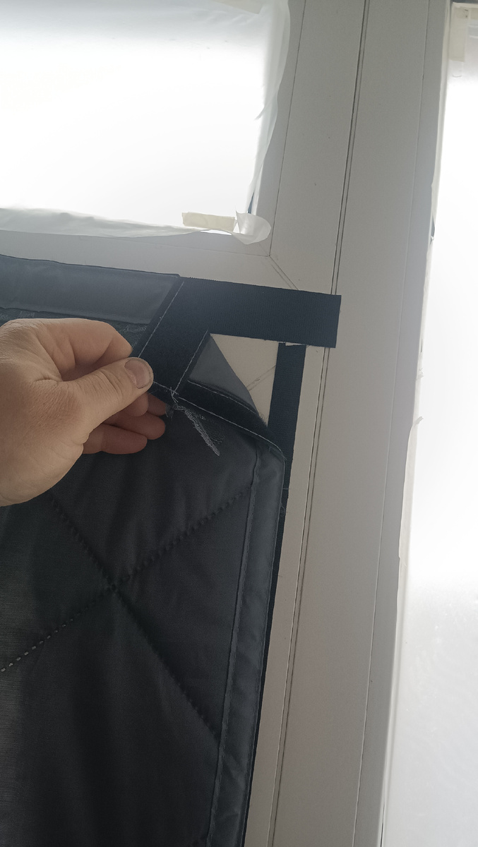 Я закрепил на липучки.