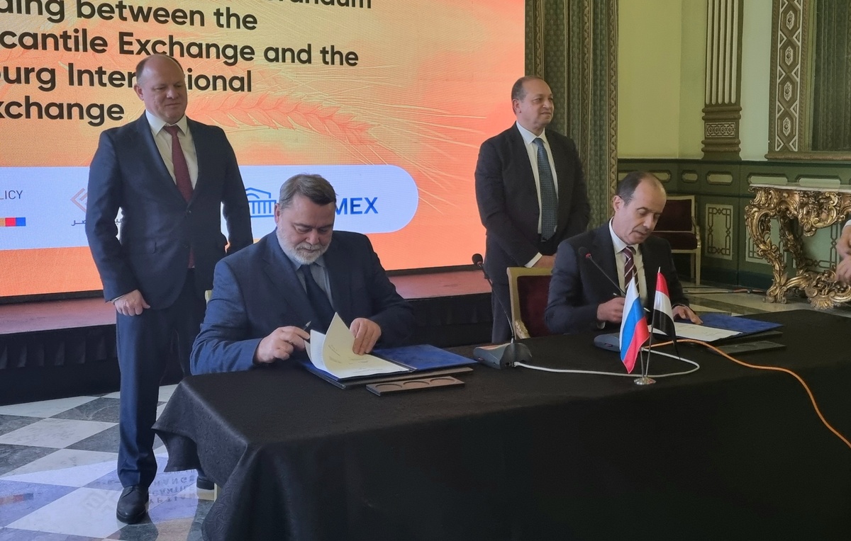    Президент Петербуржской биржи Игорь Артемьев и директор EMX Закария Хамза (на переднем плане)  Анастасия Оляндэр/ТАСС