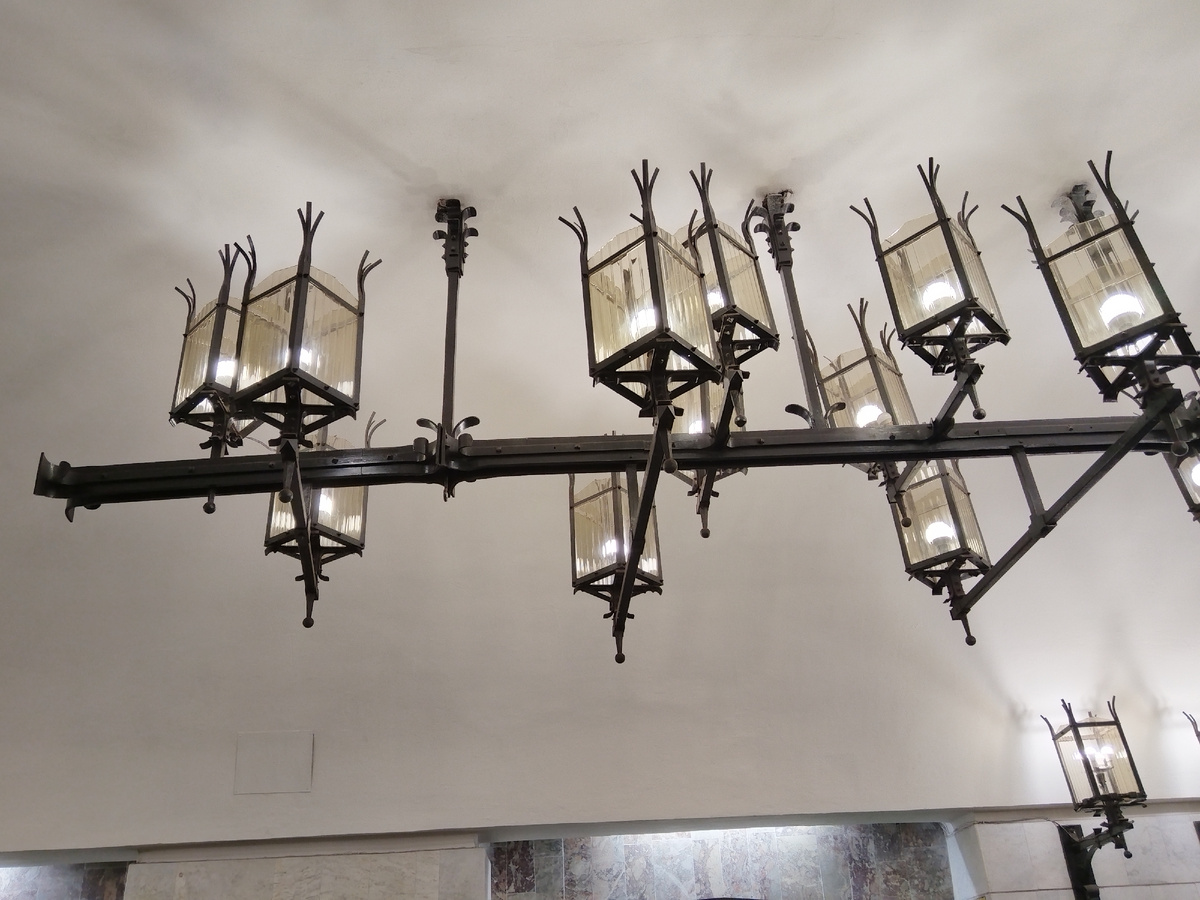 На станции метро "Уральская"