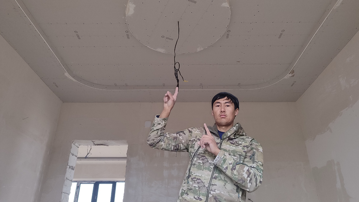 Прошло несколько дней. Круг в центре потолка тоже был готов. Электрический провод свисал вниз — люстра ещё не установлена, но он уже представлял, каким будет свет. Он сделал шаг назад и посмотрел на свою работу. Простой рисунок на бумаге превратился в настоящий потолок.
Он поднял руку и указал вверх, словно хотел сказать:
— Любая большая работа начинается с маленькой линии.