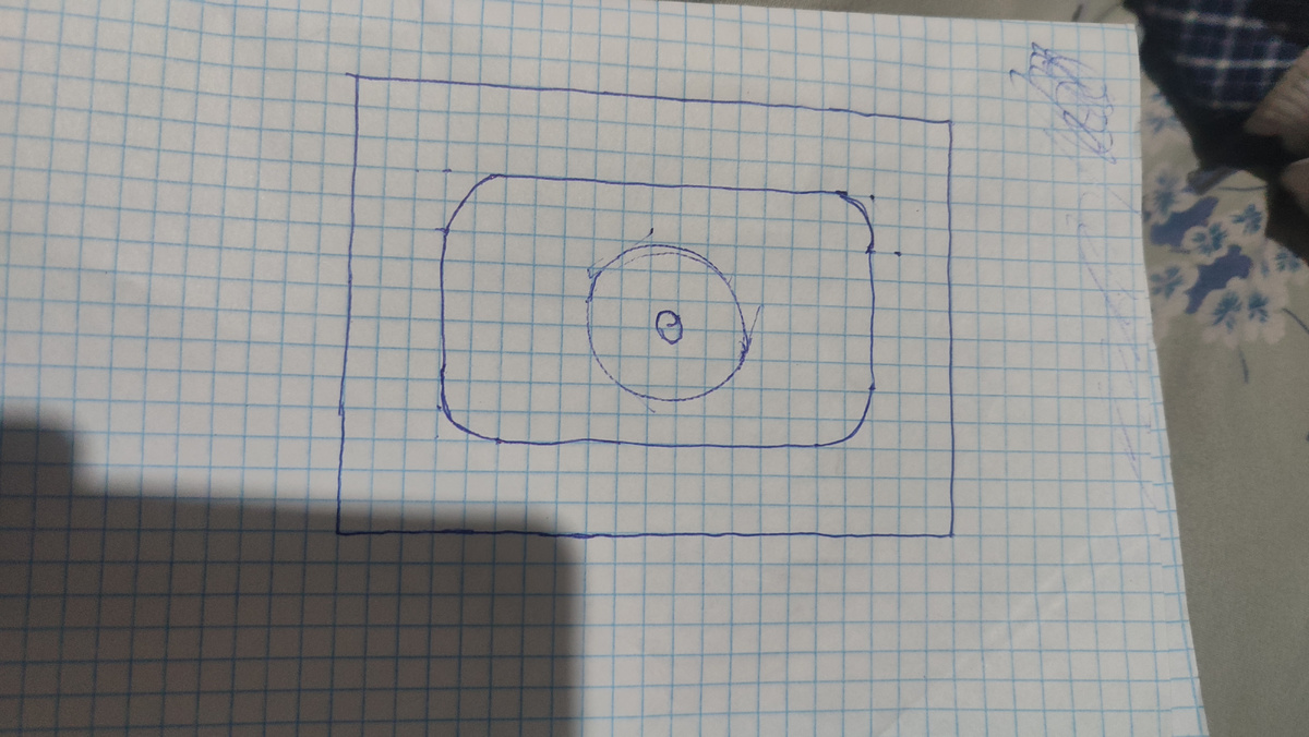 Он взял маленький блокнот и провёл несколько линий. На клетчатой бумаге появился простой рисунок: снаружи квадрат, внутри прямоугольник с закруглёнными углами и круг в центре. Это был не просто рисунок — это был план потолка, которого ещё не было, но который скоро должен был появиться.
На следующий день он стоял в комнате и смотрел вверх. Стены были ещё сырые, в комнате прохладно, но в его воображении всё уже выглядело красиво. Он один за другим устанавливал листы гипсокартона, и звук шурупов разносился по комнате. Фигура, нарисованная на бумаге, постепенно становилась реальностью.