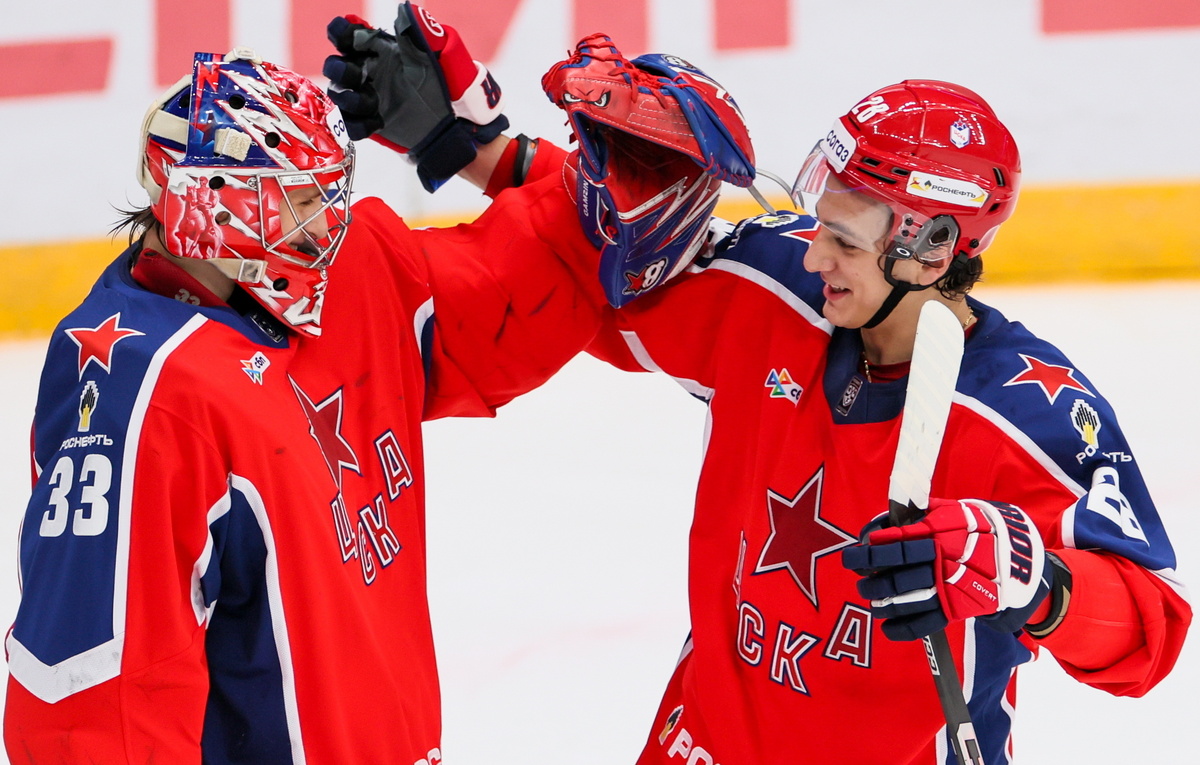    Вратарь ЦСКА Дмитрий Гамзин и защитник ЦСКА Иван Патрихаев  Сергей Савостьянов/ТАСС