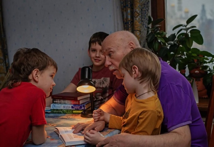 Леонид Куравлев с внуками