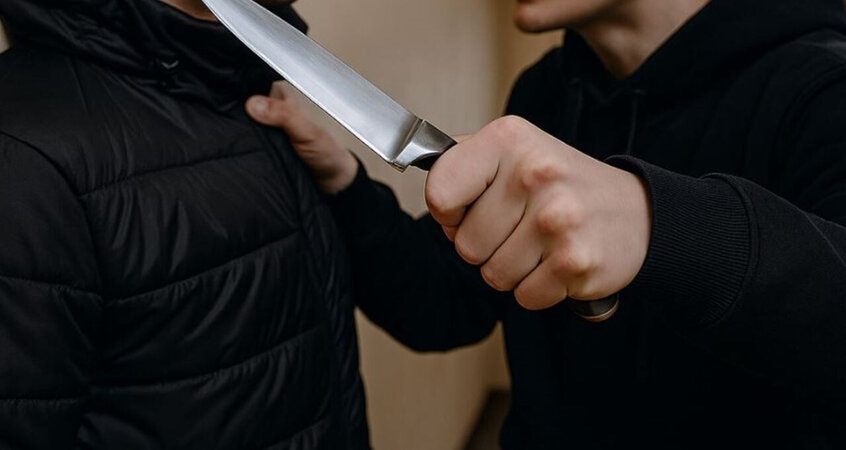    Нарезая закуску, приставил нож к шее: в Пинске спор из-за велосипеда едва не закончился трагедией