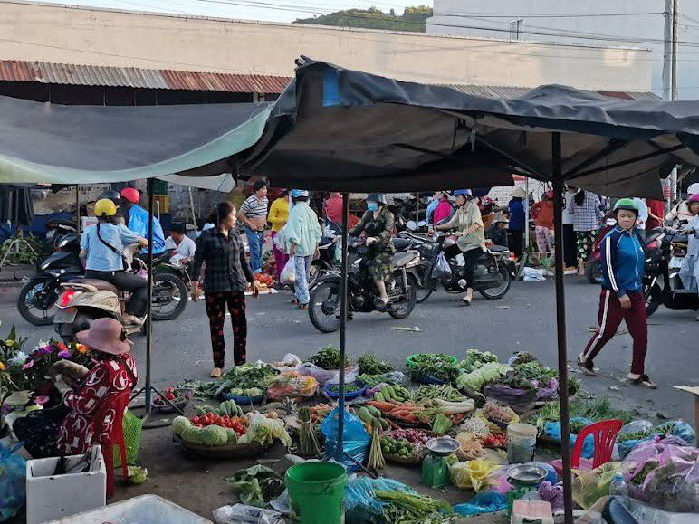 Утренний рынок очень наполнен местными людьми