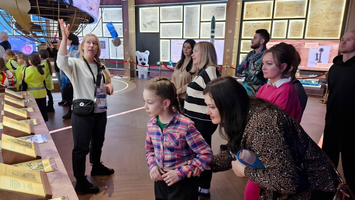    Экскурсовод Ольга Павлова и участница школы юного экскурсовода «Москвовед» Оливия Гизатулина на одном из выездных мероприятий в Национальном центре «Россия» / Фото: ОКЦ ВАО