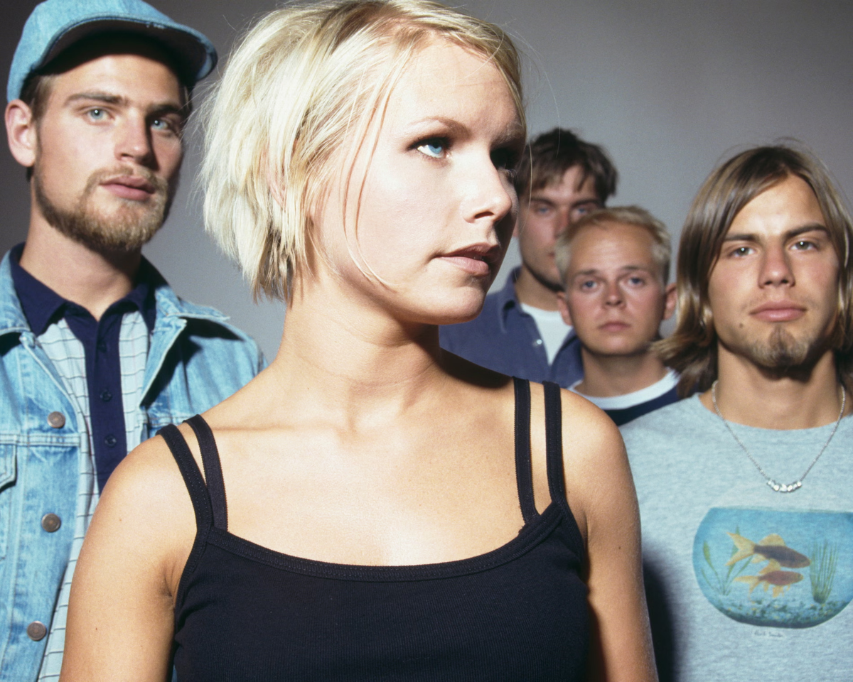 The Cardigans примерно в 1997 году. Слева направо: Питер Свенссон, Нина Перссон, басист Магнус Свенингссон, клавишник Ларс-Олоф Йоханссон и барабанщик Бенгт Лагерберг. Фото: Энди Уиллшер/Редфернс