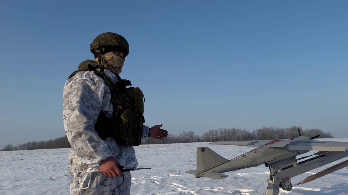    Боец войск беспилотных систем группировки «Север», техник с позывным «Алабай» выполняет задачи в зоне СВО / Фото: Марат Чернышов