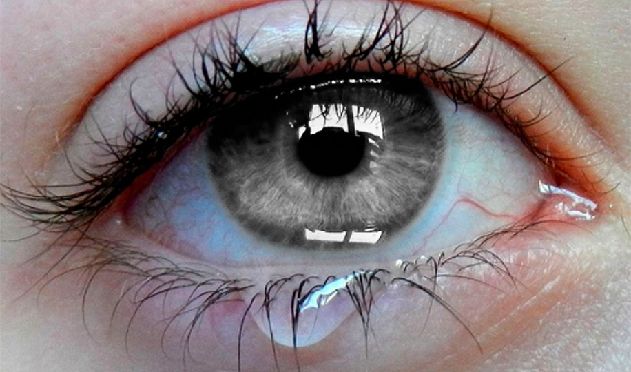 Почему слезятся глаза и когда это опасный симптом