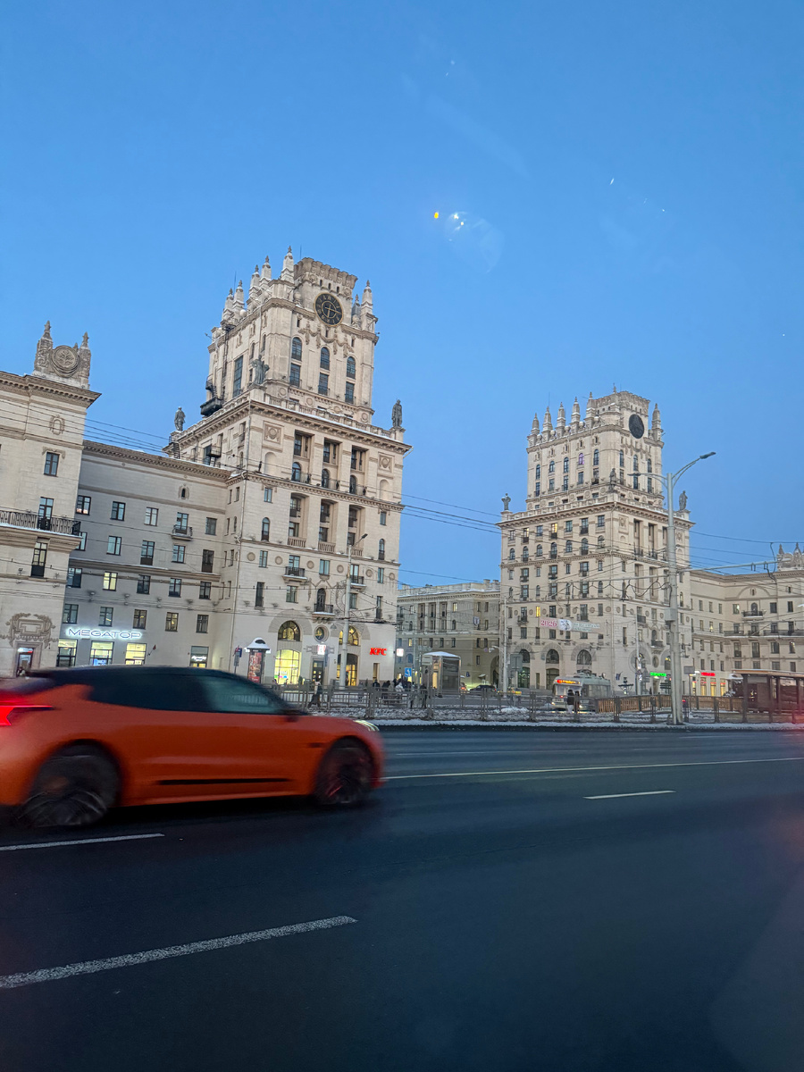 Ворота Минска. Первое, что видит турист, когда выходит и заходит в здание ж/д вокзала.