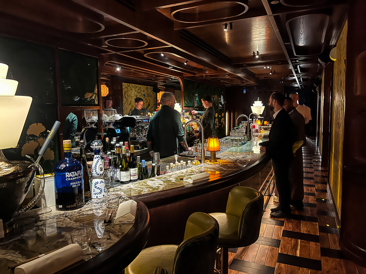 Барная зона на нижнем этаже →