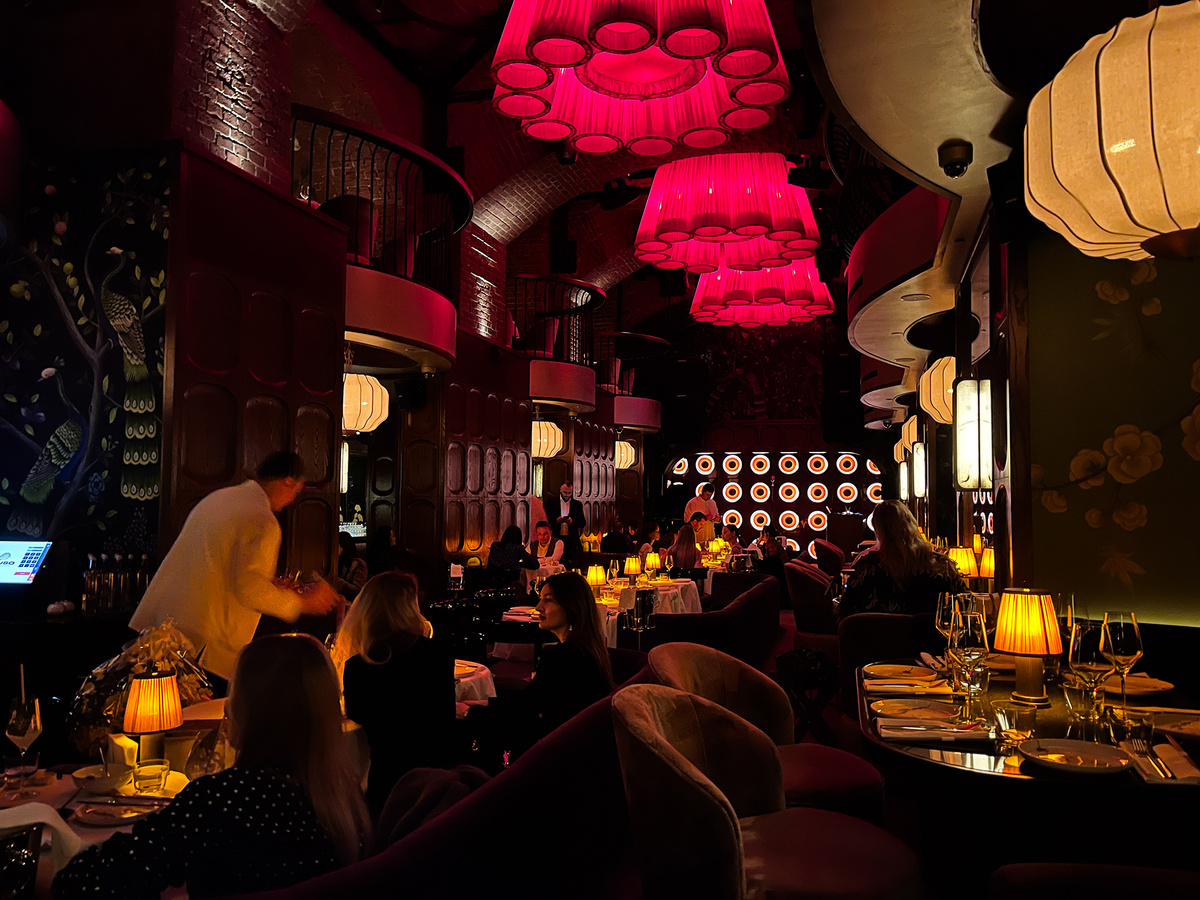 Вид на зал ресторана Kaifuso →