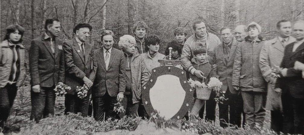 Участники открытия памятника разведчику ДРГ «Джек» красноармейцу И.И. Зварика на месте его гибели, среди которых (слева направо): Л. Пудинова, К.С. Кречетов, разведчик Н.Ф. Ридевский, разведчик Г.В. Юшкевич, Н.Д. Гуцал, Т. Лысанкина (8-я слева), В.Д. Савченко, В.Т. Рындин с сыном Максимом, разведчик И.А. Целиков, С.Ф. Ильченко, М. Розенталь, Е.Е. Беляков (2-й справа). Фото из книги «Ушедшим в разведку навечно», изданной НП «Союз ветеранов военной разведки» в Калининграде. 