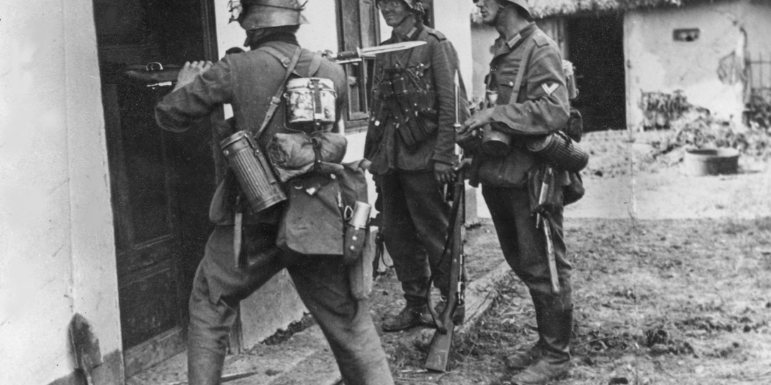 Каратели ломали дверь к молодой учительнице, ожидая слез и мольбы. То, что они увидели внутри, заставило даже ветеранов Вермахта снять каски