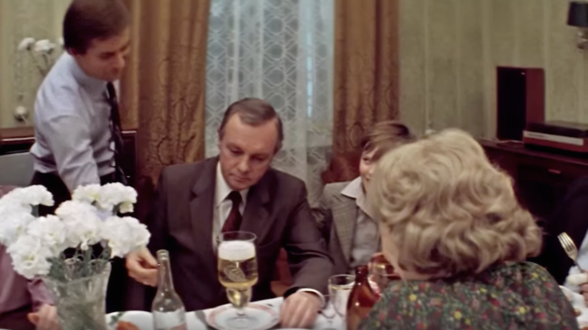 Милиционер на новоселье у новых соседей