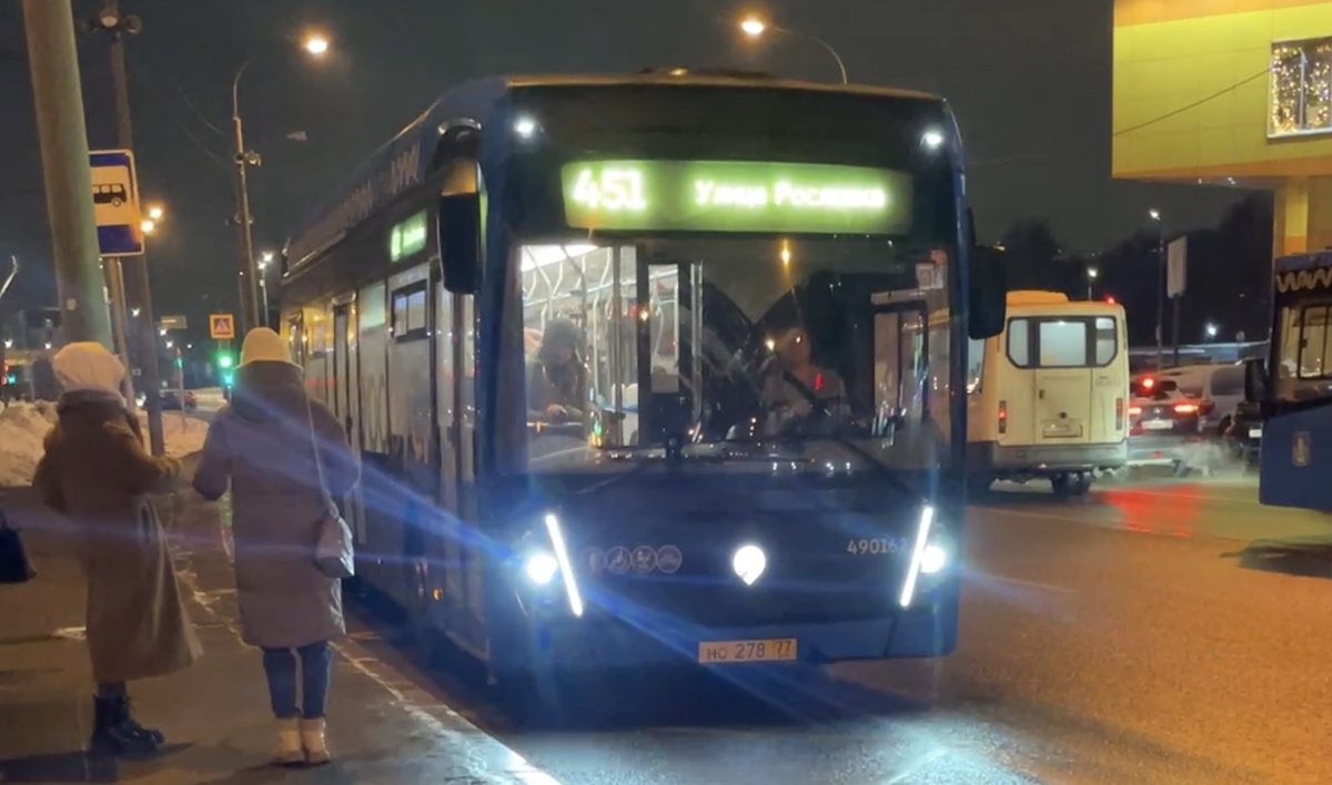 Московский электробус. Постепенно вытесняют старые автобусы. Комфорт у них определенный есть. Как минимум, салон просторнее. Фото: Михаил Лайф Влог