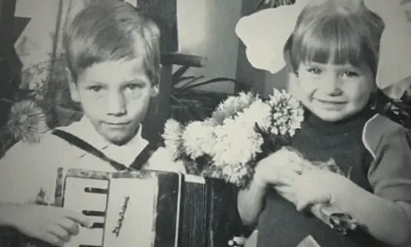    Александр Устюгов в юности с сестрой Катей