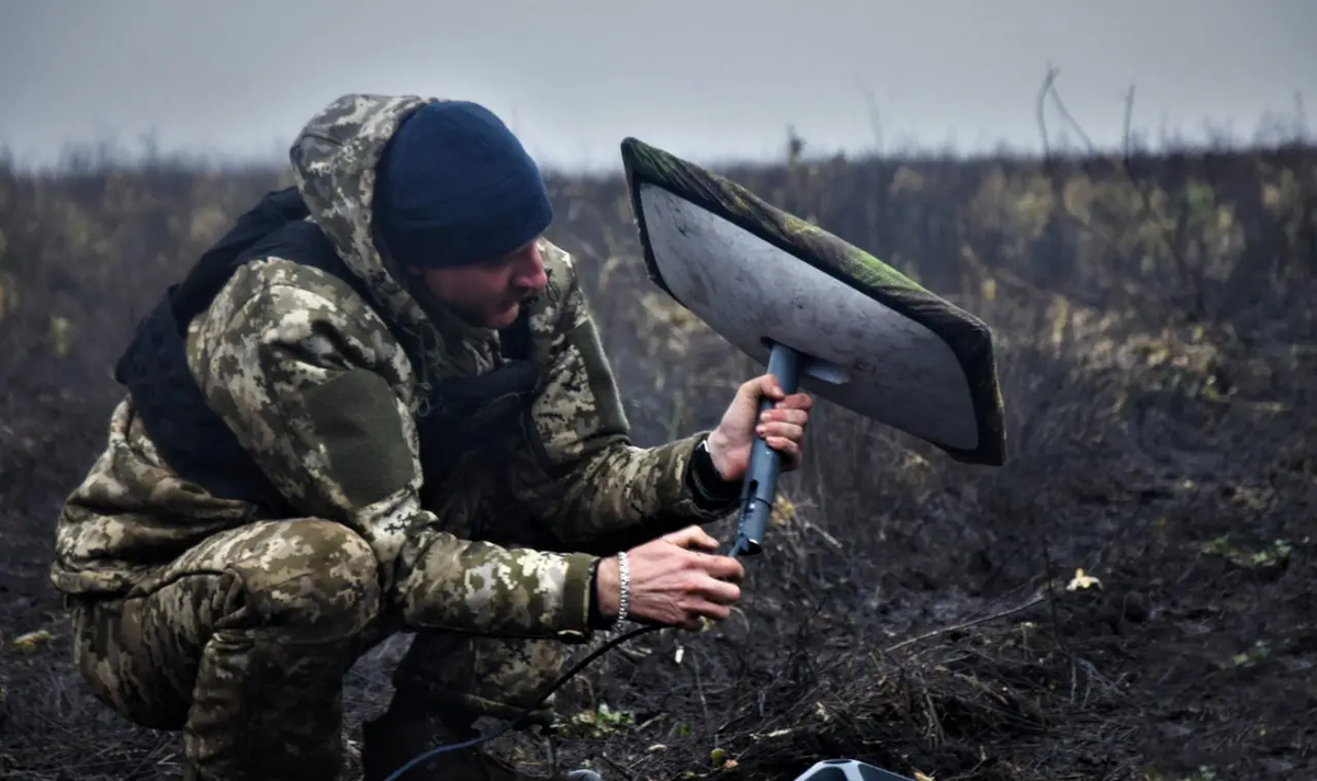 Российский военный устанавливает терминал Starlink