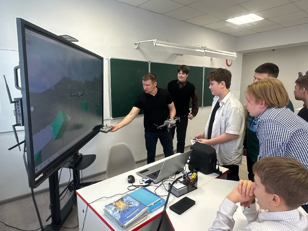 С оборудованием «полётной зоны» для учеников Присухонской школы открываются новые возможности. Фото: Газета Вологодского округа "Маяк"