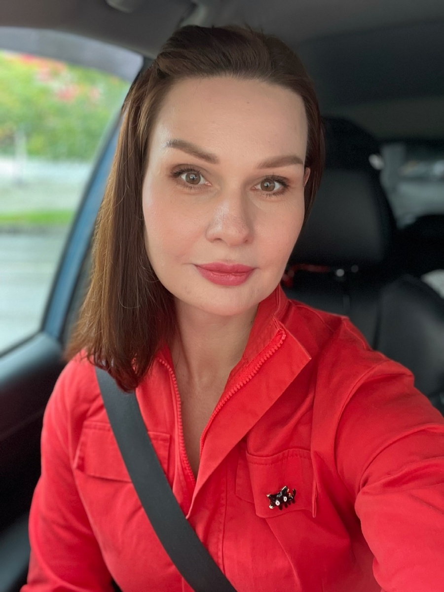 Яркая, амбициозная 